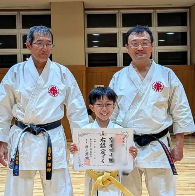 小学生が賞を授与されている様子